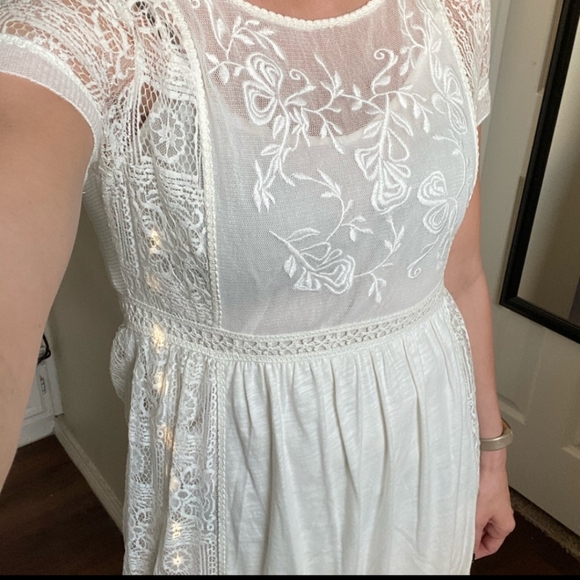 IVORY BEACHY BOHO EMBROIDERED LONG CROCHET LACE WEDDING DRESS - Picture 4 of 11